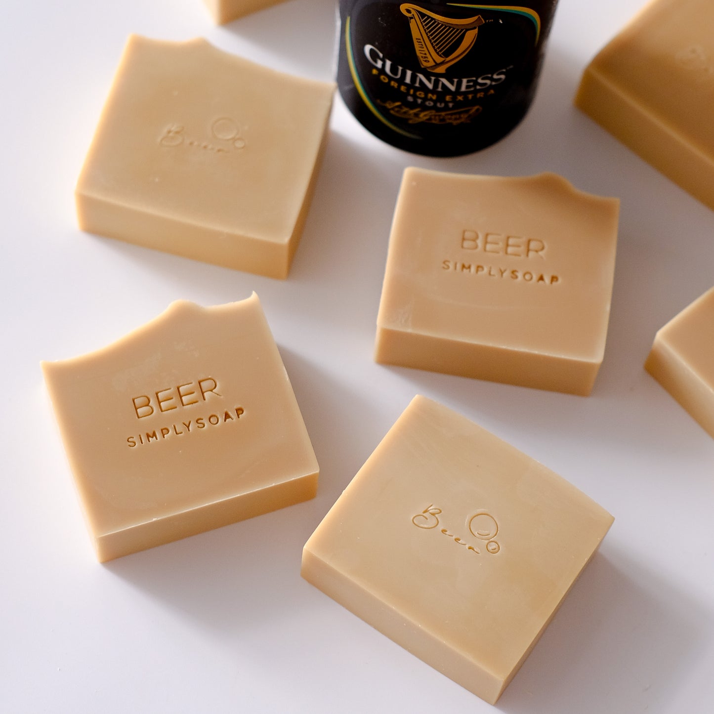 手工皂現貨提供購買-啤酒皂 極高保濕力之配方,加入黑啤富含蛋白質與酵母,修護皮膚及頭髮 主要成份: 椰子油、乳油木果脂、橄欖油、葡萄籽油、澳洲堅果油、黑啤 適用膚質:乾性或一般肌膚適用 用途:洗澡 & 洗髮 重量:95g (±5g) 包裝:無二麻布袋附起泡網 隨機發貨,如需指定肥皂,請聯絡無二查詢。 因冷製皂需要至少一個月時間熟成,歡迎提早客製訂購。