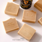 啤酒皂－韓國 Korea Aroma Crafts Association 協會是得到韓國政府認可的手工皂協會，其中開辦KACA Simply Soap 天然手工皂證書課程。我們直接師承協會手工皂名師＠kadinwerk。兩天課程，學習並了解使用各種天然素材及液體入皂的注意事項，學習功能手工皂的製作方法，帶走8款共8kg 強調功能性且使用感極佳之素皂成品。課程完成後，學員將獲得由韓國KACA協會頒發的證書，將來便可成為專業的手工皂導師開班授課！